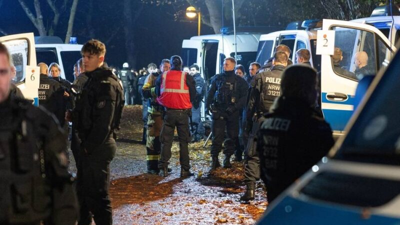 Fußballfans in Meerbusch: Polizei sucht Bilder vom Chaosspiel