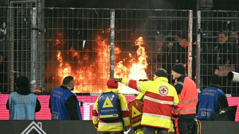 Rund um Eintracht-Auswärtssieg in Köln: Brand im Frankfurter Fanblock – SGE-Anhänger mit Krankenwagen abtransportiert