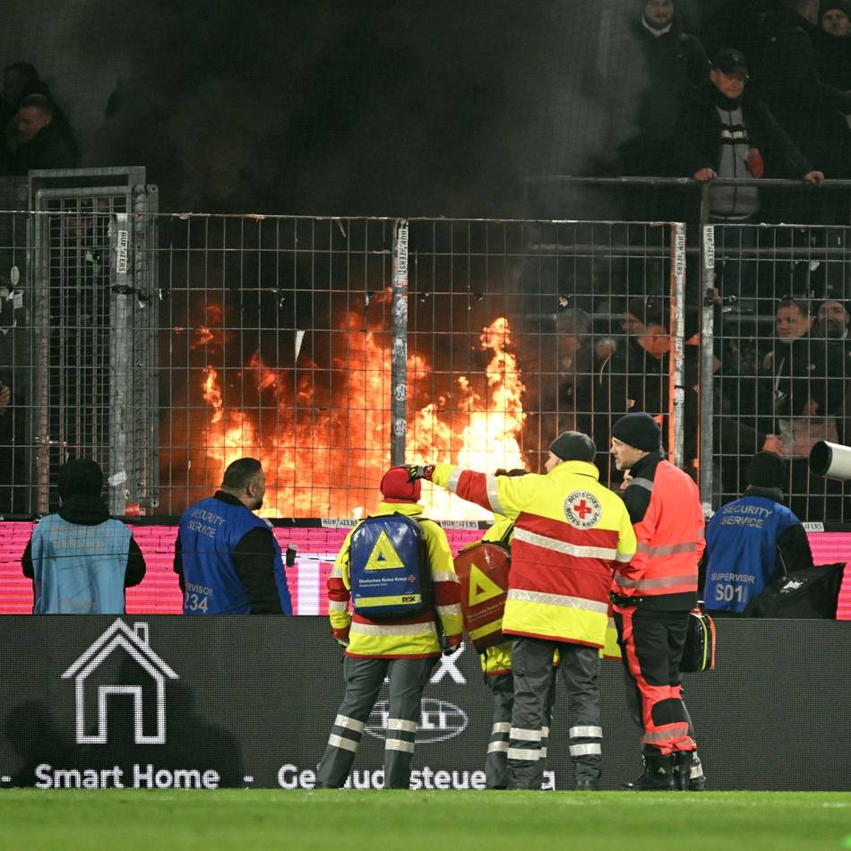 Rund um Eintracht-Auswärtssieg in Köln: Brand im Frankfurter Fanblock – SGE-Anhänger mit Krankenwagen abtransportiert