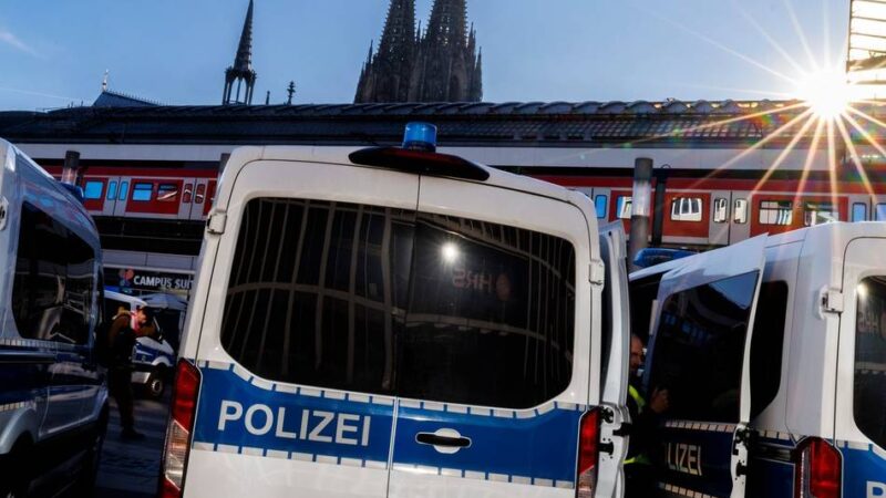 Prügelei im Kölner Hauptbahnhof: Schalke- und Dortmund-Fans liefern sich Massenschlägerei