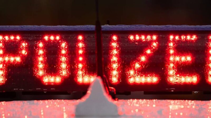 Polizei sucht Täter: Unbekannte sprengen Zigarettenautomat in Büttgen