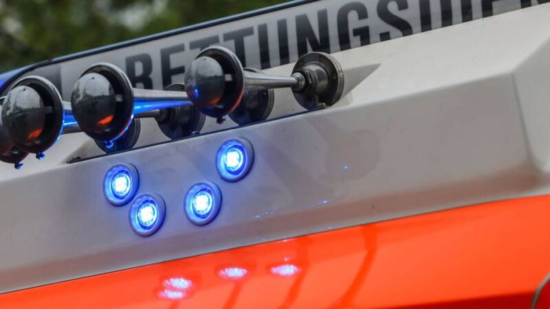 Notfall in Voerde: Mann in Garage unter Auto eingeklemmt