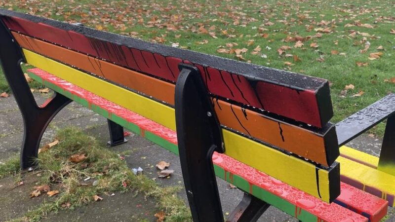 Polizei ermittelt in Düsseldorf: Regenbogenbank in Heerdt beschmiert – in Schwarz-Rot-Gold