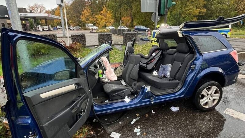 Kollision an der Kreuzung Ostermeyerstraße: Zwei Frauen schweben nach Unfall in Emmerich in Lebensgefahr