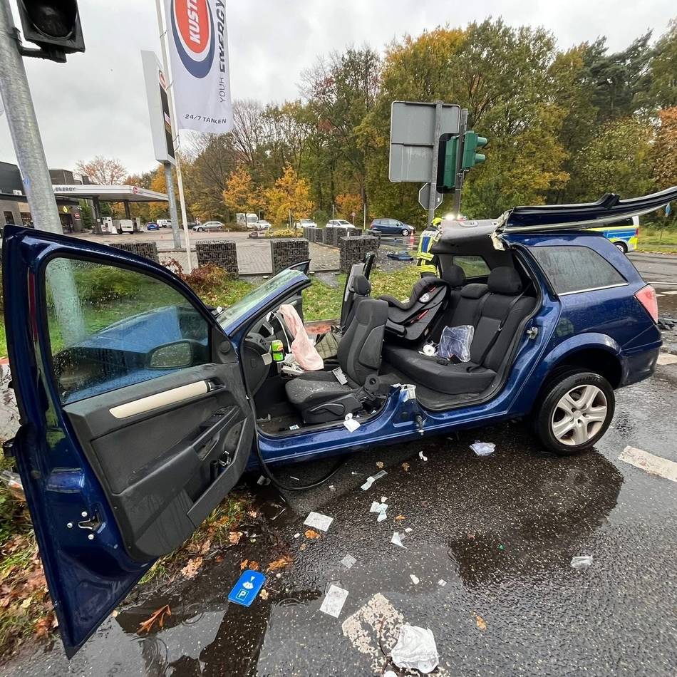 Kollision an der Kreuzung Ostermeyerstraße: Zwei Frauen schweben nach Unfall in Emmerich in Lebensgefahr
