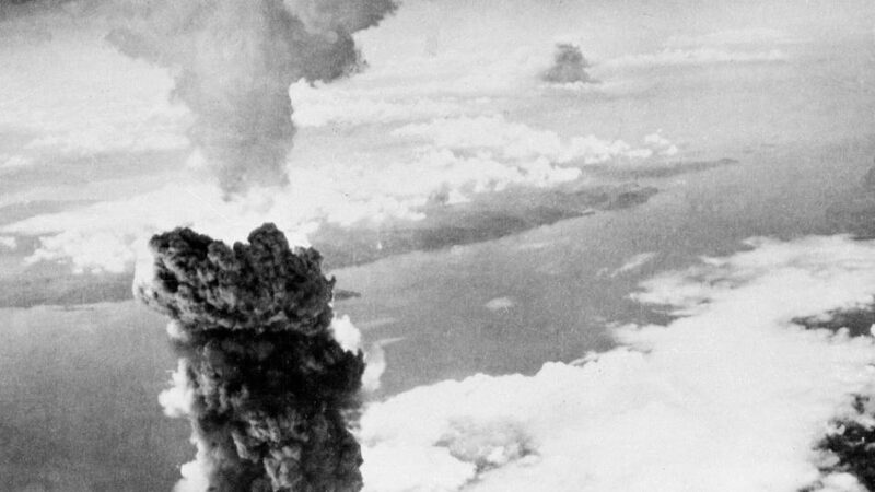 Diskussionsabend in Meerbusch: Football am Atombombenkrater – Filmfestival über Atomkraft und Radioaktivität