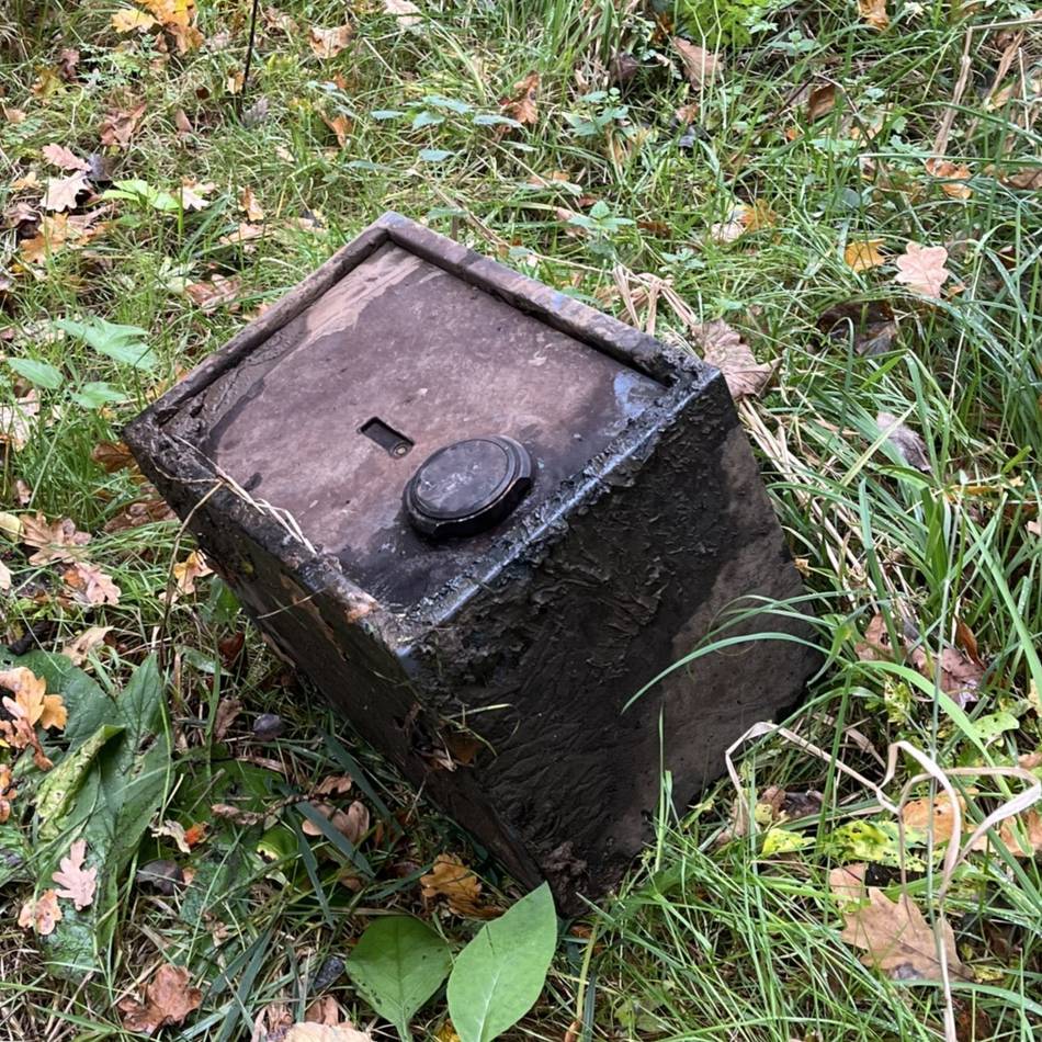 Suche nach Besitzer: Aufgebrochener Tresor in Kalkar aus dem Leybach gefischt