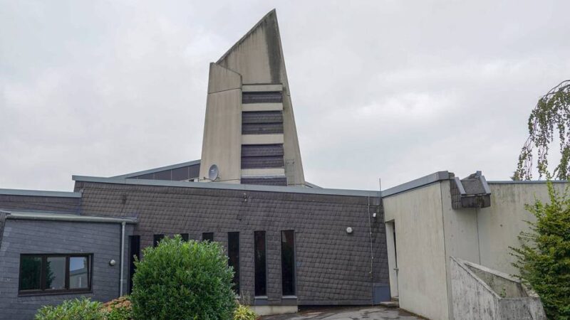 Einbruch in Wermelskirchen: Unbekannte brechen in Gemeinde am Kirchweg ein