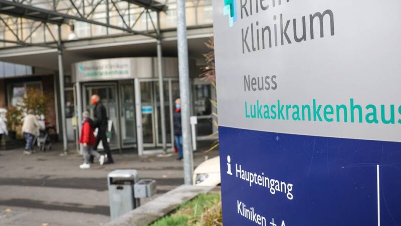 Rheinland Klinikum in Neuss: Zum Welt-Pankreastag erstrahlt die Fassade des „Lukas“ in Lila