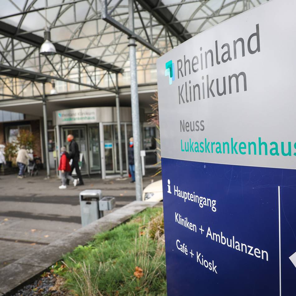 Rheinland Klinikum in Neuss: Zum Welt-Pankreastag erstrahlt die Fassade des „Lukas“ in Lila