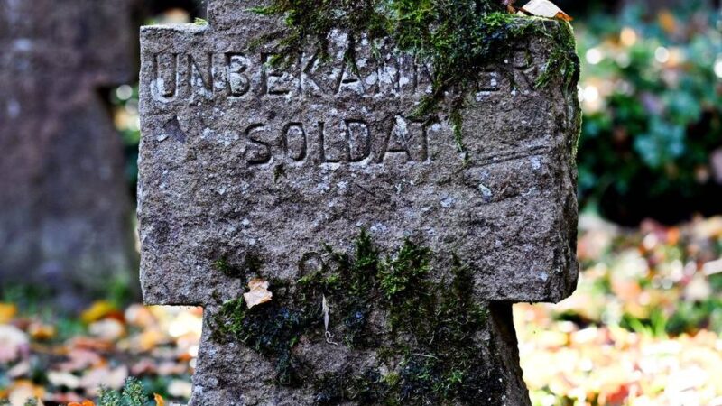 Gedenken zum Volkstrauertag: „Leid von Krieg und Diktatur nie vergessen“