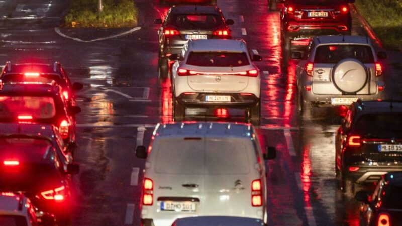 Es staut sich in der Stadt: Kurzfristige Bahnbauarbeiten – Verkehrschaos in Hilden