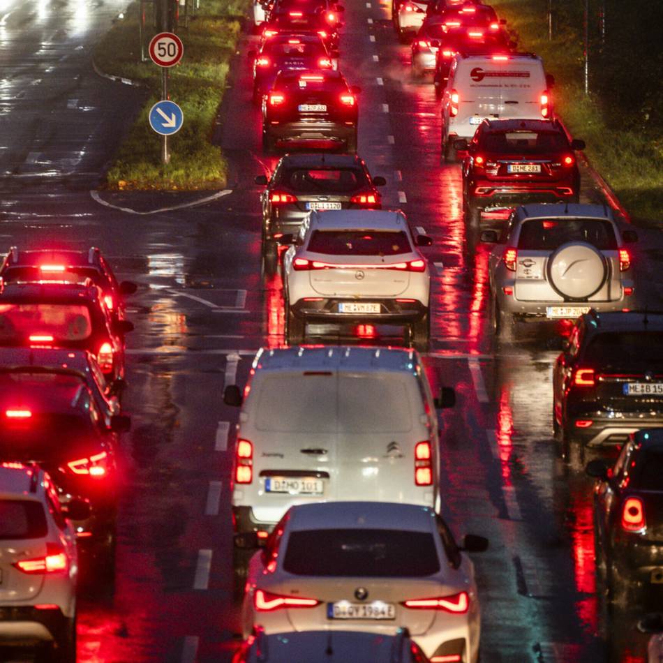 Es staut sich in der Stadt: Kurzfristige Bahnbauarbeiten – Verkehrschaos in Hilden