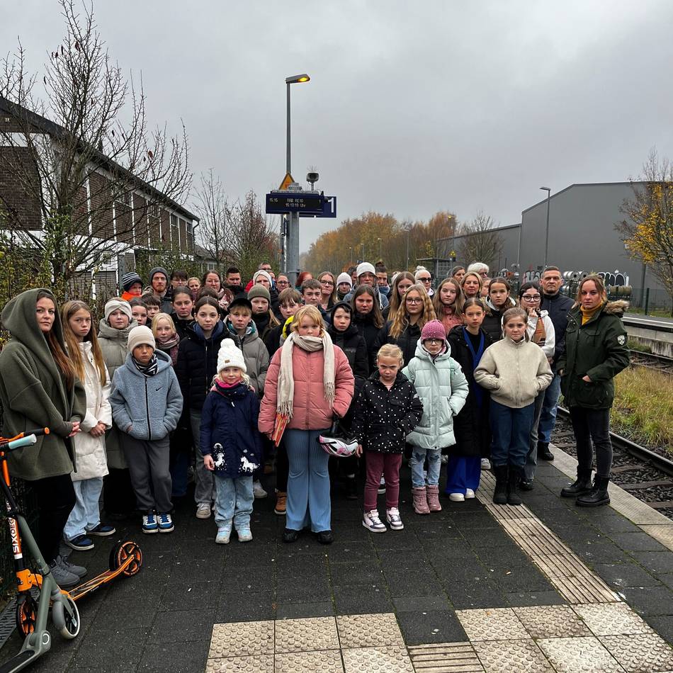 RE10 weiter in der Kritik: Zu voll, zu spät, zu unzuverlässig – Eltern reicht es beim Niersexpress