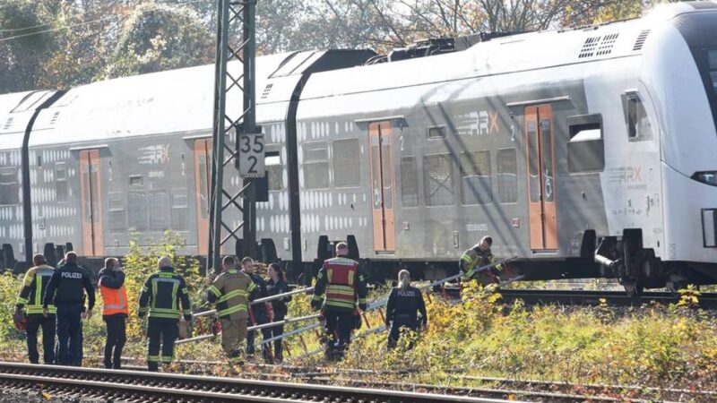 Bahnstörungen in Neuss: Feuerwehr evakuiert 180 Passagiere aus Zug