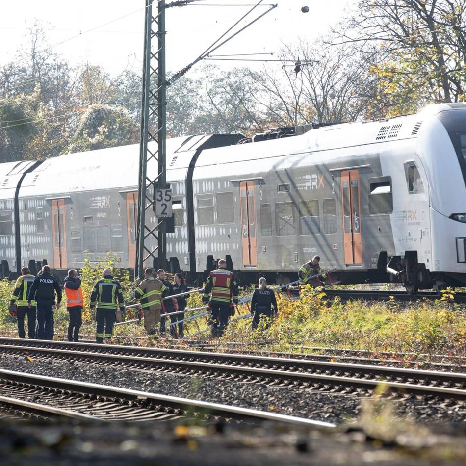 Bahnstörungen in Neuss: Feuerwehr evakuiert 180 Passagiere aus Zug