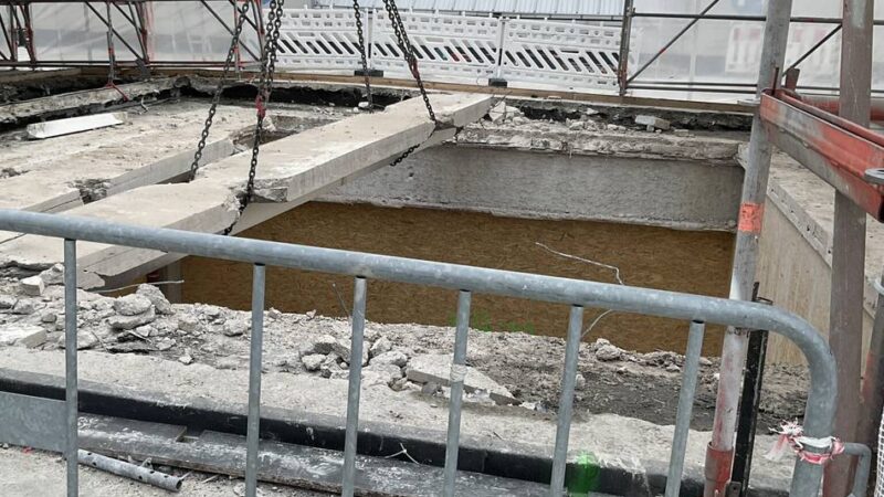 Einbau von 16 Lichthöfen: Spektakuläre Dach-Arbeiten am Neusser Rheinpark-Center