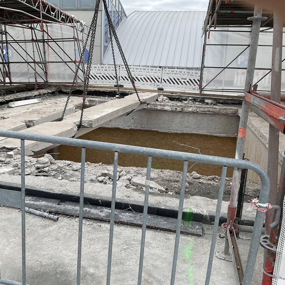 Einbau von 16 Lichthöfen: Spektakuläre Dach-Arbeiten am Neusser Rheinpark-Center