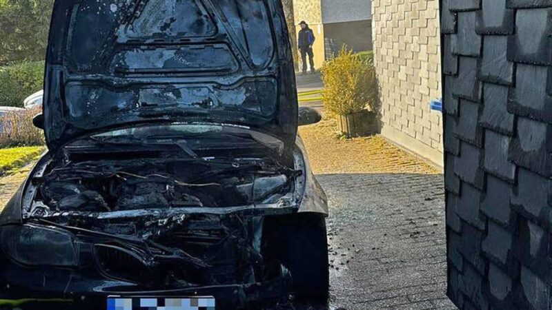Am Freitagmittag in Wermelskirchen: Feuerwehr bringt Pkw-Brand schnell unter Kontrolle