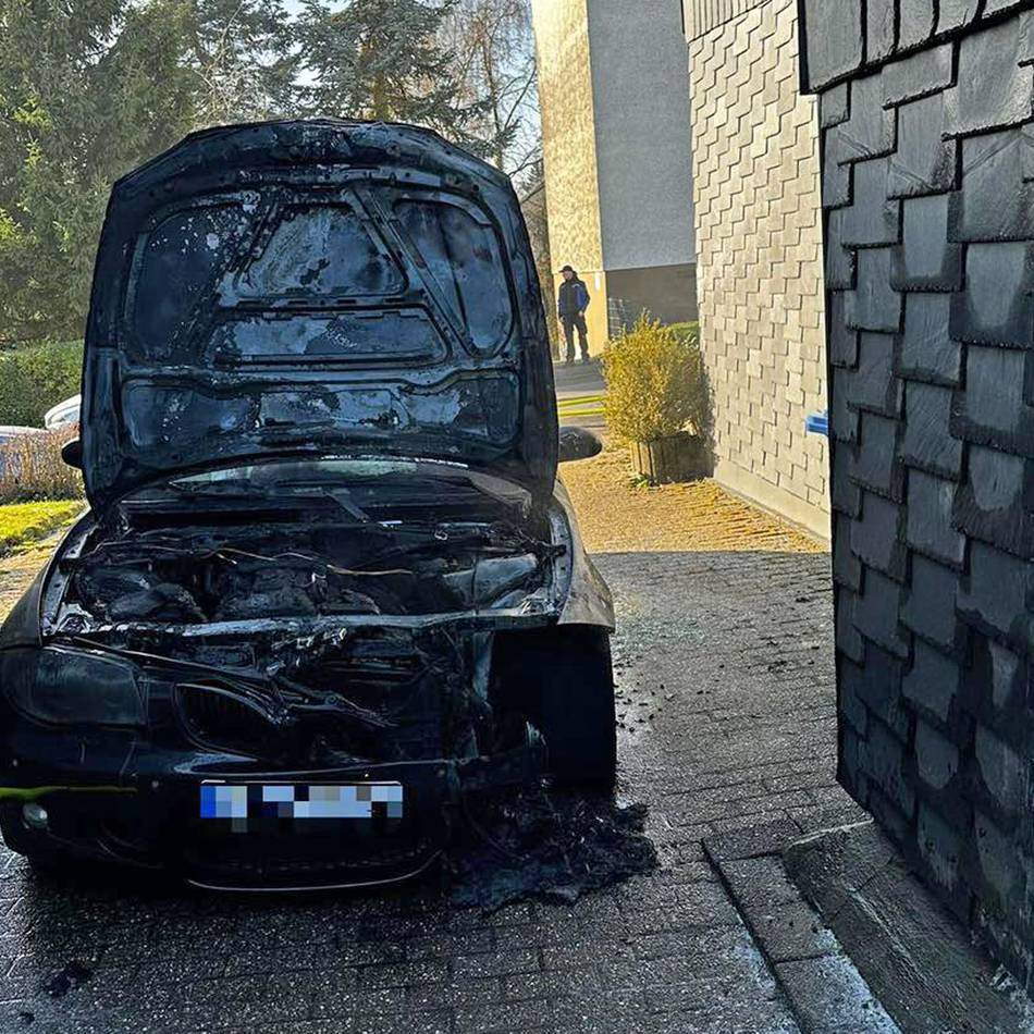 Am Freitagmittag in Wermelskirchen: Feuerwehr bringt Pkw-Brand schnell unter Kontrolle