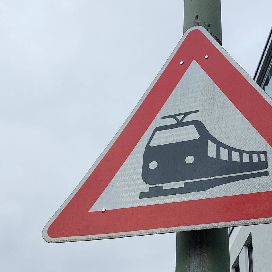 Techniker in Meerbusch im Einsatz: Verkehrsprobleme durch Schrankenstörung in Osterath