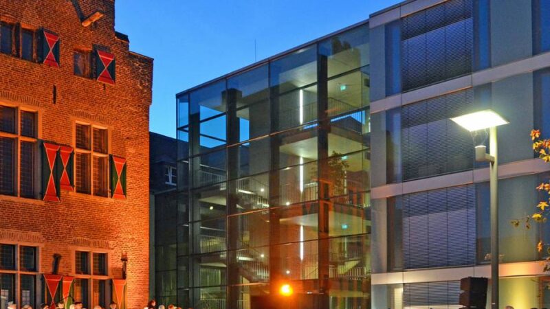 Im Rathausinnenhof: Anmelden zum Chor des Adventssingens