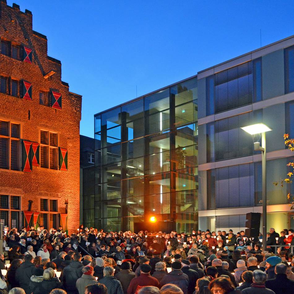 Im Rathausinnenhof: Anmelden zum Chor des Adventssingens