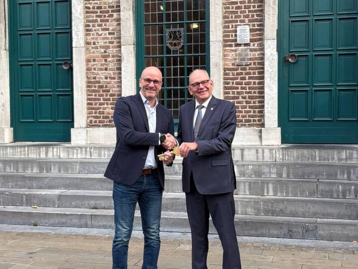 Letzter Arbeitstag in Goch: Ulrich Knickrehm übergibt den Schlüssel des Bürgermeisters an Stephan Luyven