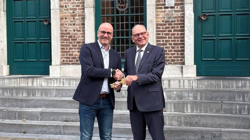 Letzter Arbeitstag in Goch: Ulrich Knickrehm übergibt den Schlüssel des Bürgermeisters an Stephan Luyven