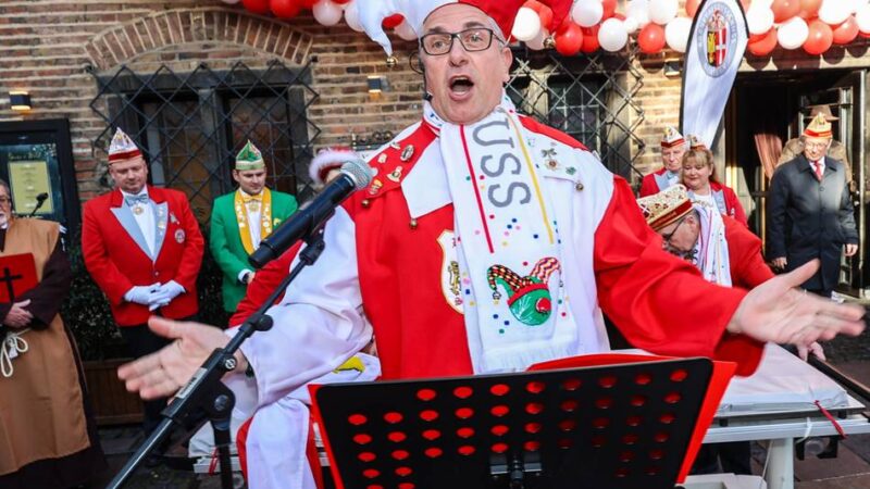 Sessionseröffnung in der Innenstadt: Hoppeditz vom Neusser Heimatlied geweckt