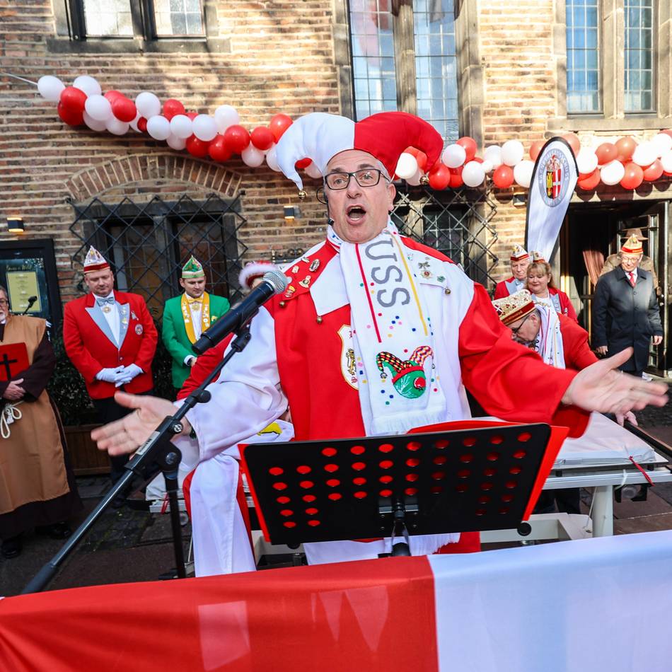 Sessionseröffnung in der Innenstadt: Hoppeditz vom Neusser Heimatlied geweckt