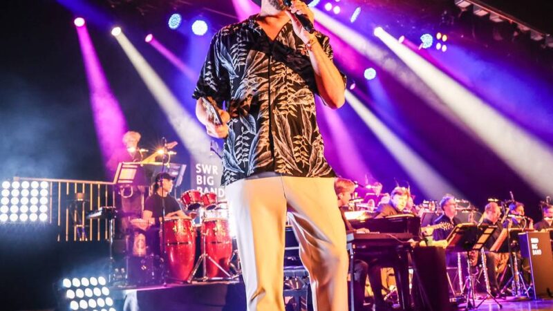 Max Mutzke und die SWR Big Band in Neuss: So viel mehr als Sänger mit Band