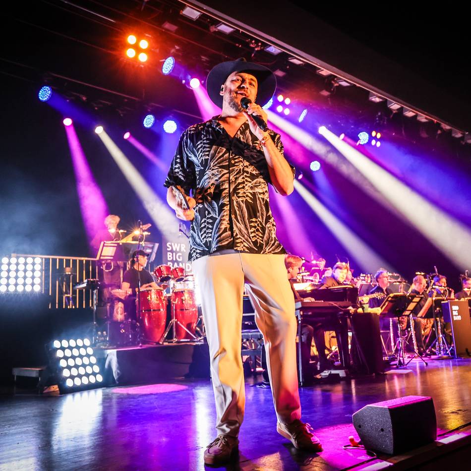 Max Mutzke und die SWR Big Band in Neuss: So viel mehr als Sänger mit Band