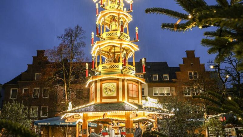 Mehr LEDs und neue Lichtbögen – so lief der Start: Neusser Weihnachtsmarkt ist so hell wie noch nie
