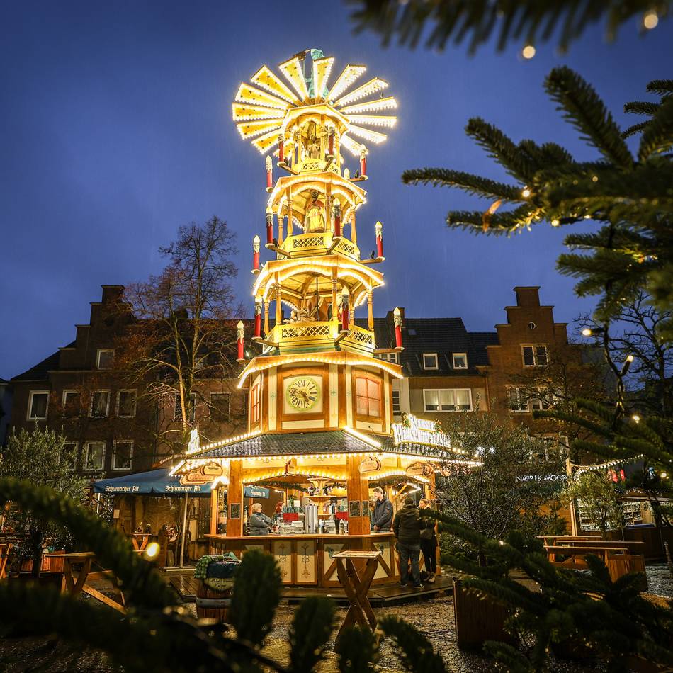 Mehr LEDs und neue Lichtbögen – so lief der Start: Neusser Weihnachtsmarkt ist so hell wie noch nie