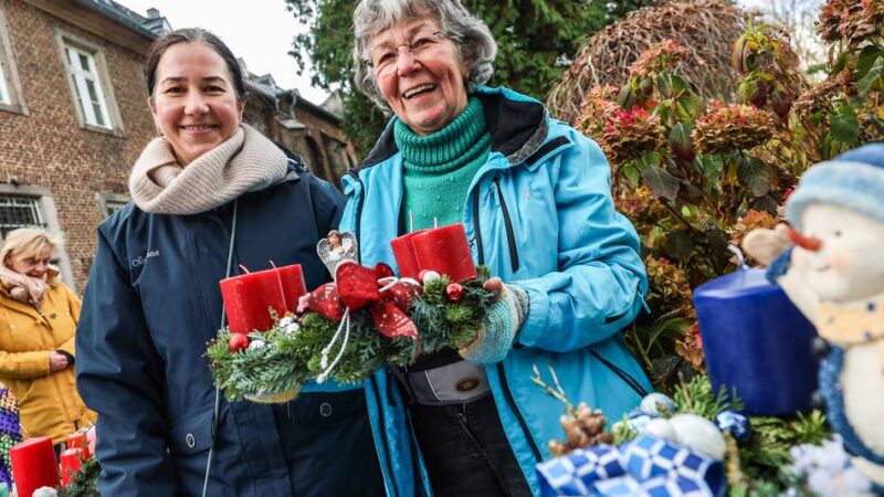 Am Nikolauskloster in Jüchen: Hunderte Besucher kamen zum familiären Nikolausmarkt