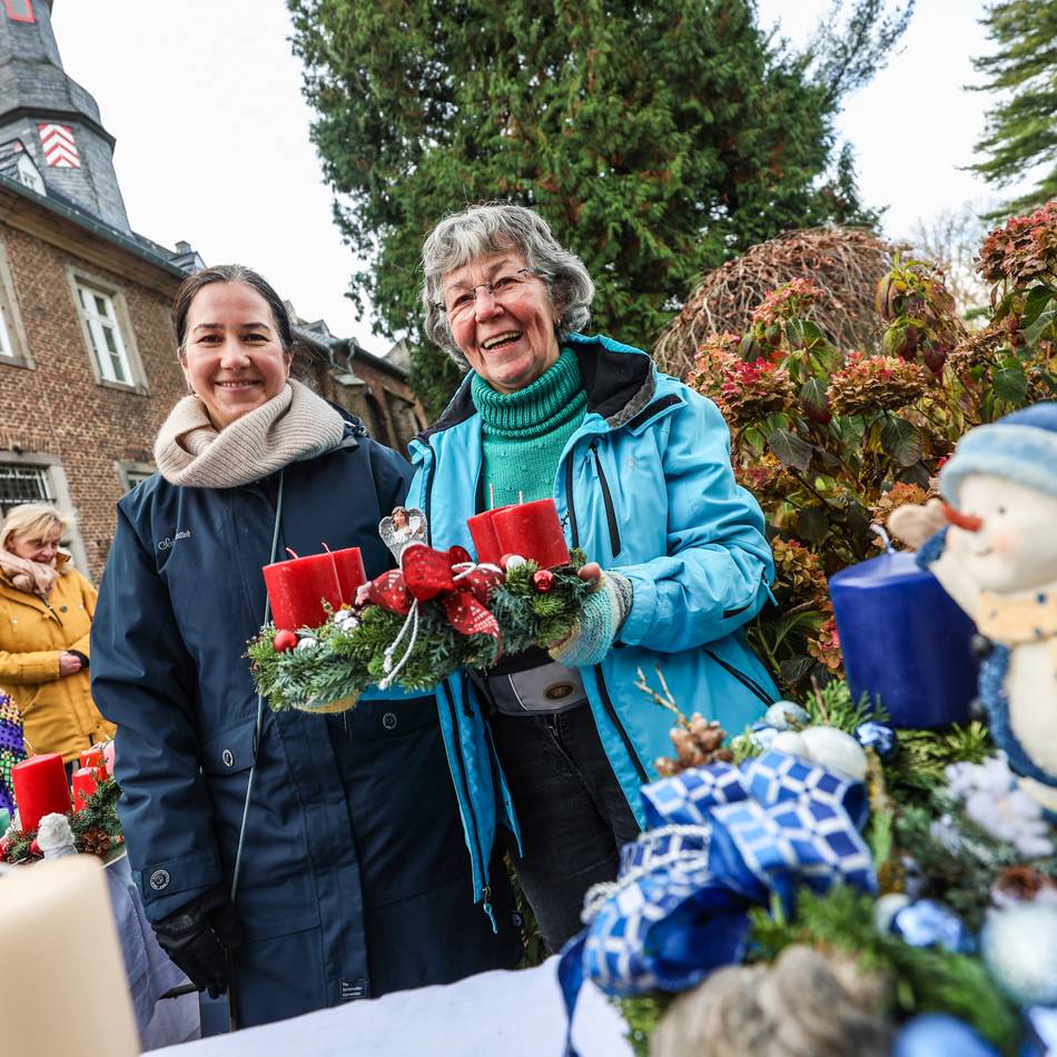 Am Nikolauskloster in Jüchen: Hunderte Besucher kamen zum familiären Nikolausmarkt