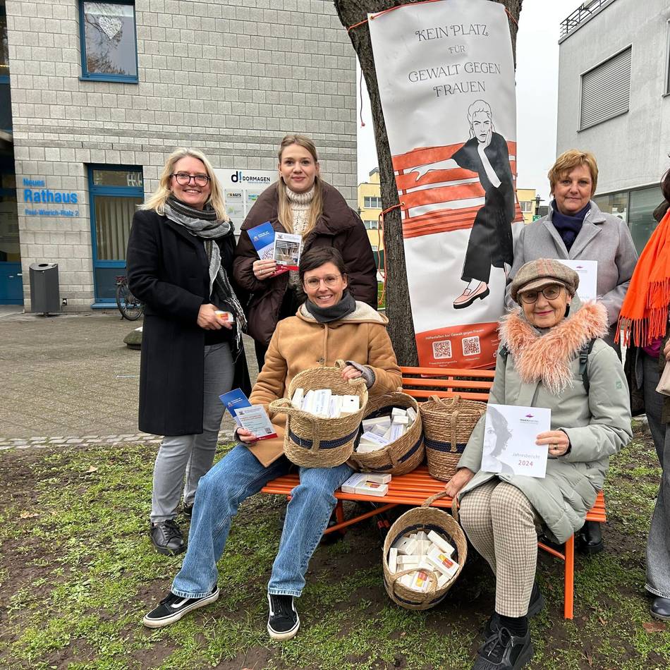 Gegen Gewalt an Frauen: Das Rathaus strahlt orange – Solidarität in Dormagen