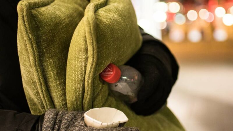 Aktion in Mettmann: Stiftung spendiert Winterschuhe für wohnungslose Menschen