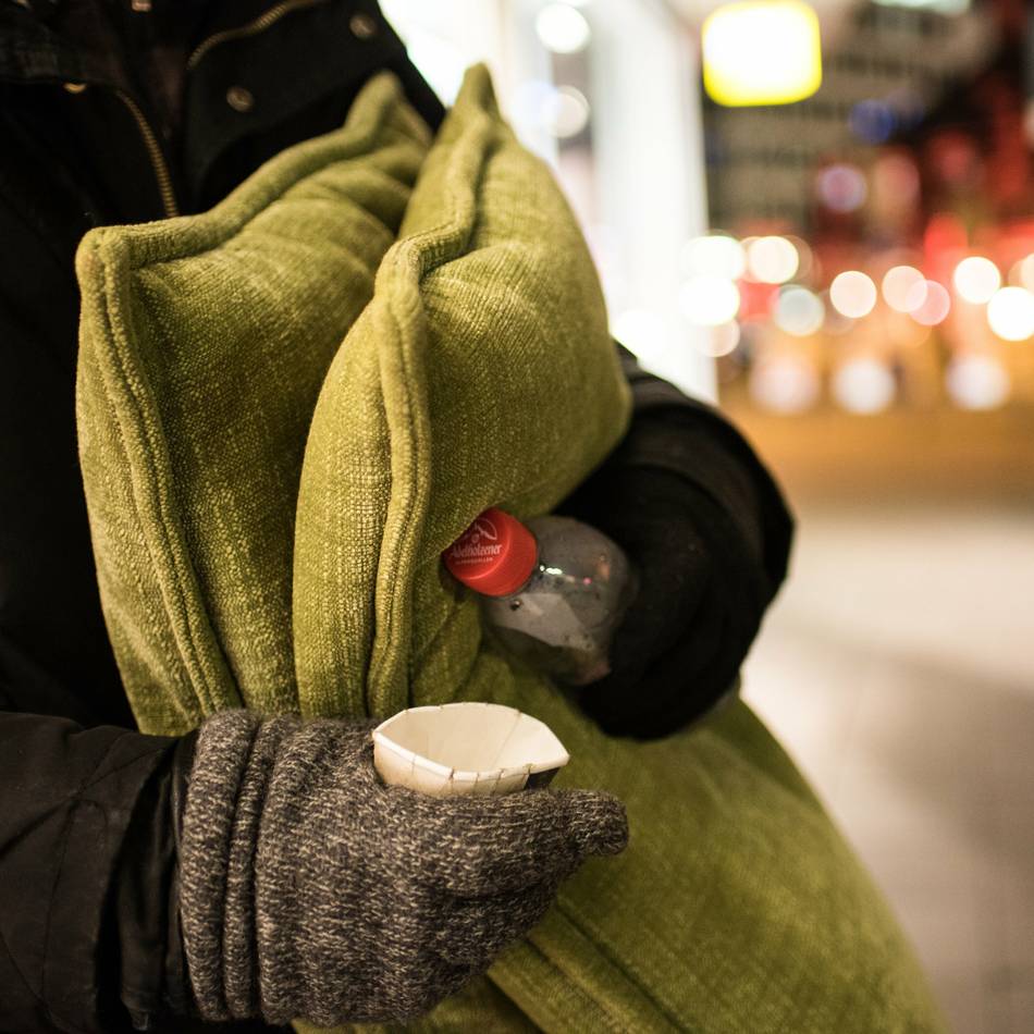 Aktion in Mettmann: Stiftung spendiert Winterschuhe für wohnungslose Menschen