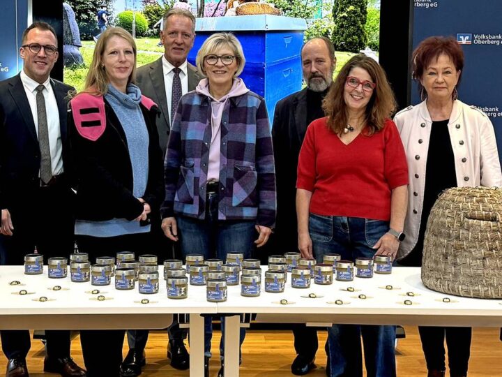 Volksbank-Spende für Hückeswagner Islandtafel: 125 Millionen Kilometer für den guten Zweck