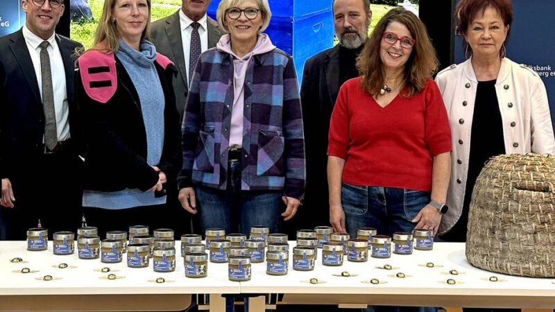 Volksbank-Spende für Hückeswagner Islandtafel: 125 Millionen Kilometer für den guten Zweck