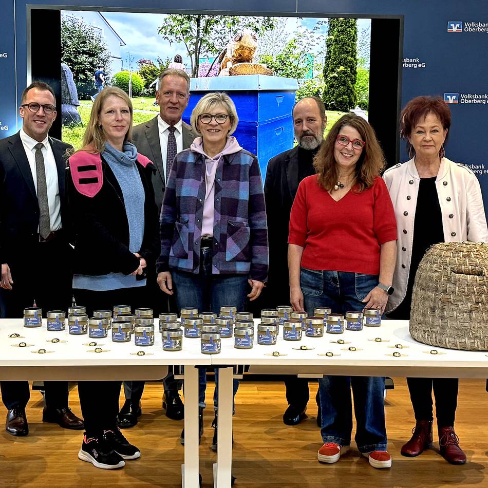 Volksbank-Spende für Hückeswagner Islandtafel: 125 Millionen Kilometer für den guten Zweck