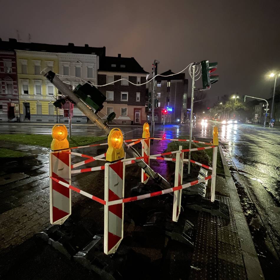Polizeieinsätze in Mönchengladbach: Straßensperrungen nach Unfällen aufgehoben – Ampel steht schief