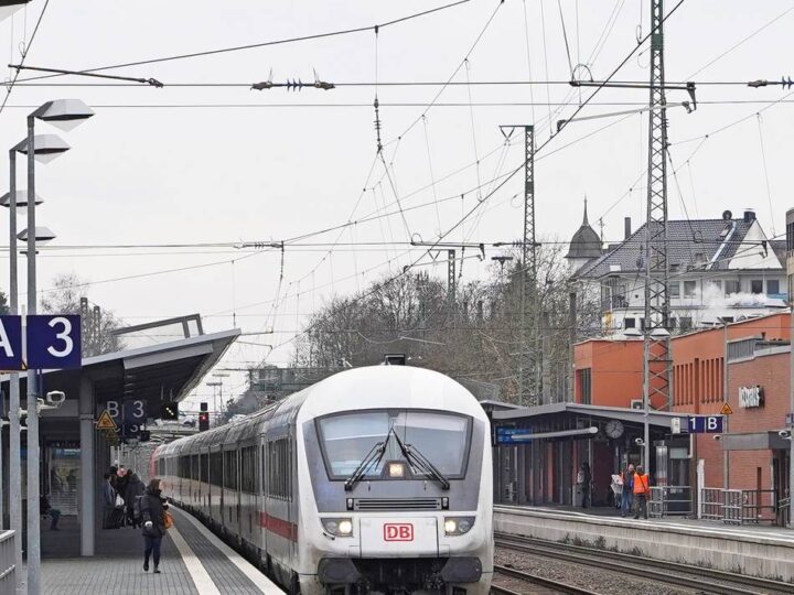 Viele Solinger und Remscheider betroffen: Neue Bahnsperrungen ab Freitag – darauf müssen sich Pendler jetzt gefasst machen