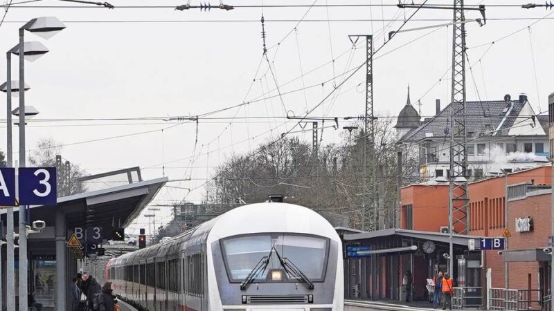Viele Solinger und Remscheider betroffen: Neue Bahnsperrungen ab Freitag – darauf müssen sich Pendler jetzt gefasst machen
