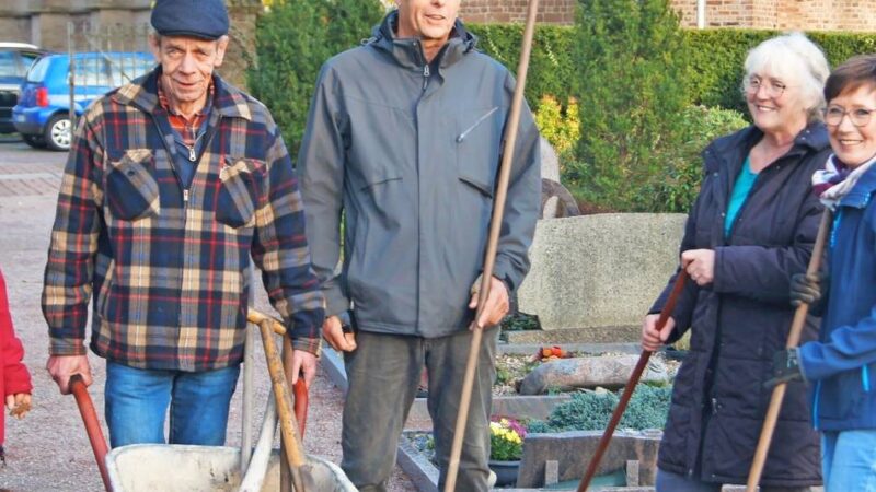 Ehrenamtliches Engagement: Friedhofsgruppe sorgt für Sauberkeit an der St.-Vincentius-Kirche in Mehr