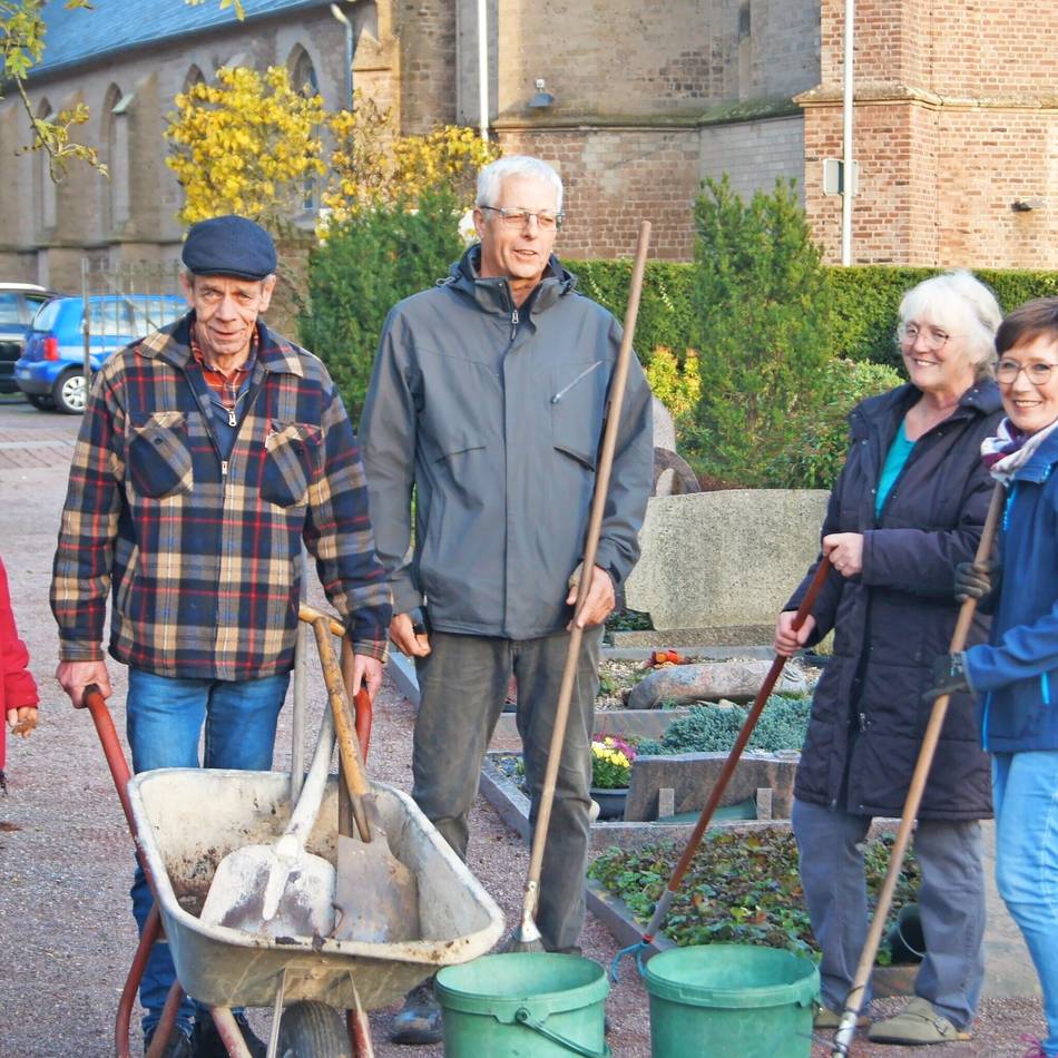 Ehrenamtliches Engagement: Friedhofsgruppe sorgt für Sauberkeit an der St.-Vincentius-Kirche in Mehr