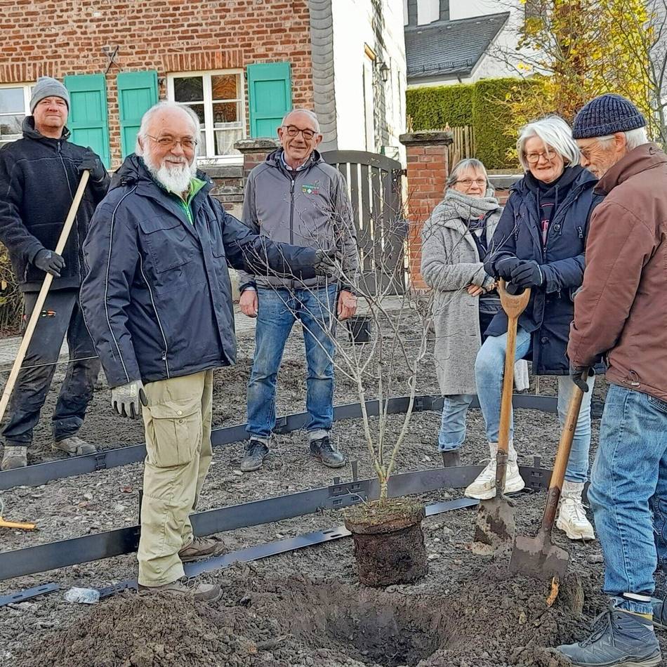 Pfarrgarten: Naschobst und Bienenweide in Wülfrath gepflanzt