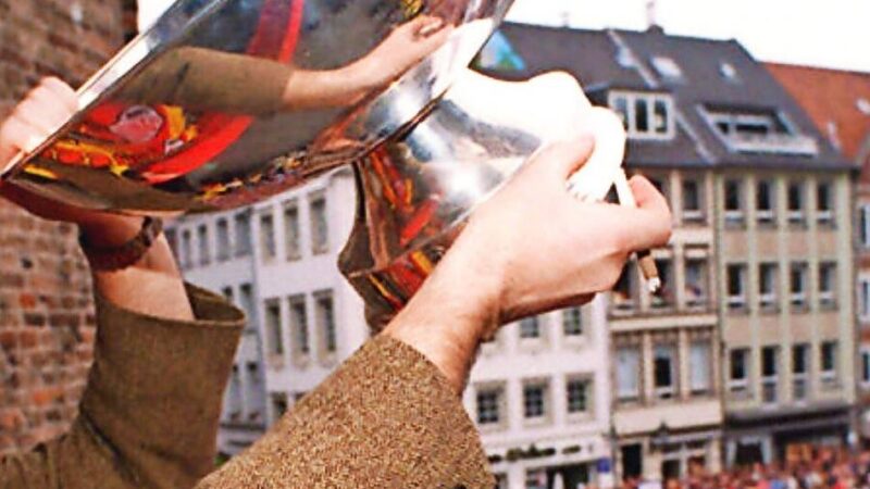 Zum 90. Geburtstag der DEG: Als für eine Eintrittskarte zur Brehmstraße sogar ein Zwergpudel geboten wurde